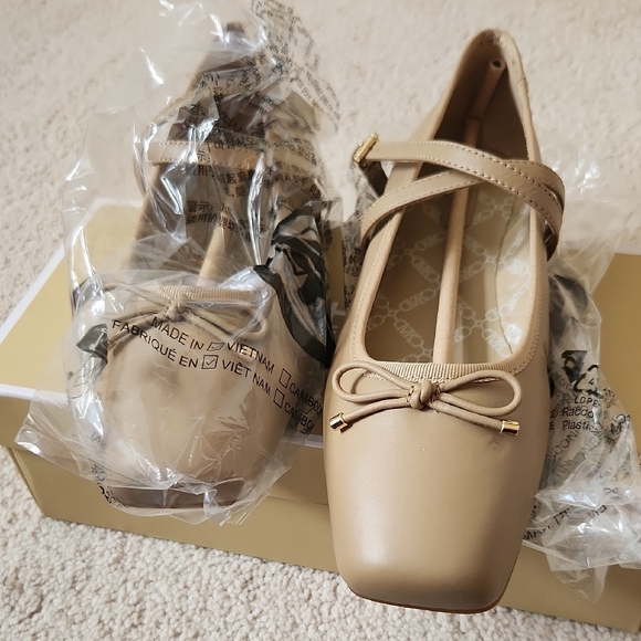 Michael Kors Beige Flats with Bow and Strap - Picture 5 of 7